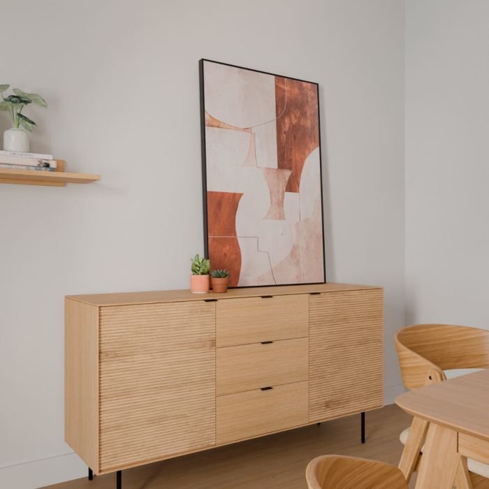 Aparador nórdico en madera de roble y chapado de roble natural con patas metálicas en negro.