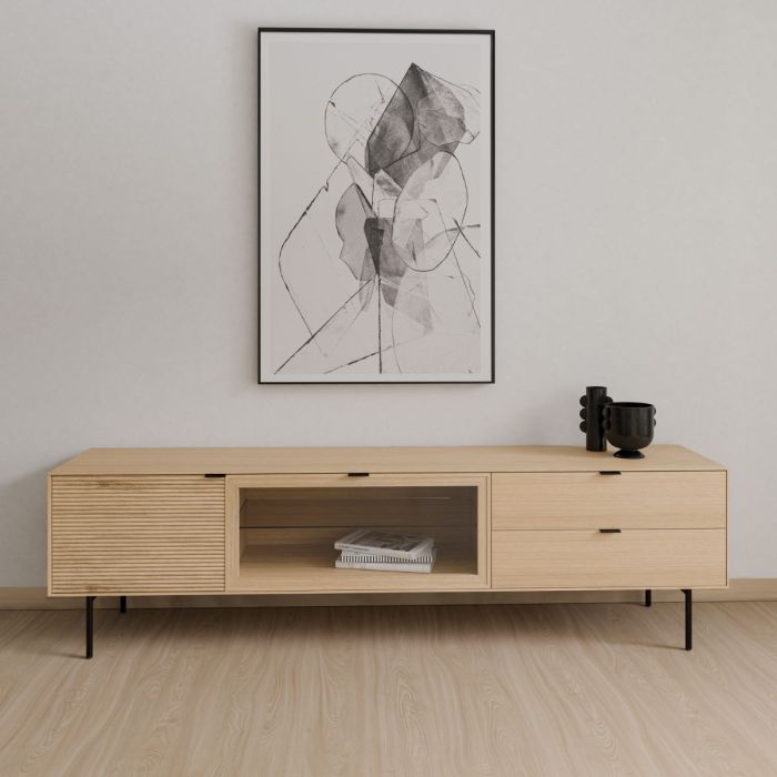Mueble de TV nórdico en madera de roble y chapado de roble natural con tiradores en metal negro.
