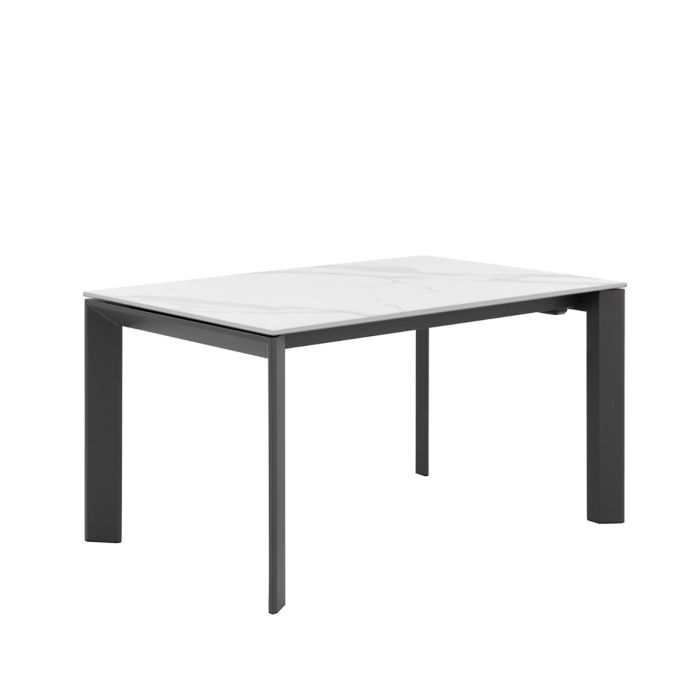 Mesa de comedor diseño moderno con sobre de porcelánico blanco y patas de metal negro.