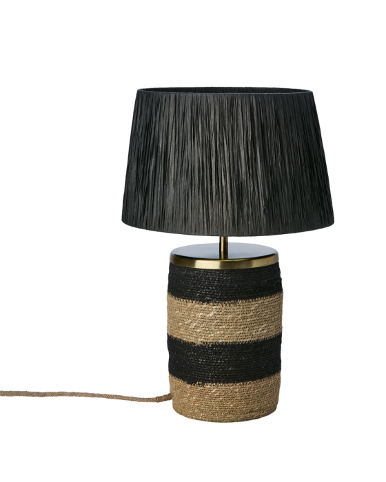 Lámpara de mesa étnica con pantalla de rafia y base de fibras marinas negro y natural y metal dorado.