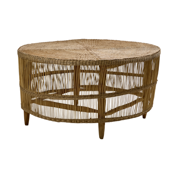 Mesa de centro tropical con estructura de madera y ratán natural.