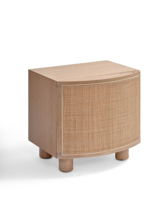 Mesita de noche nórdica en madera de roble y frontal de ratán natural.