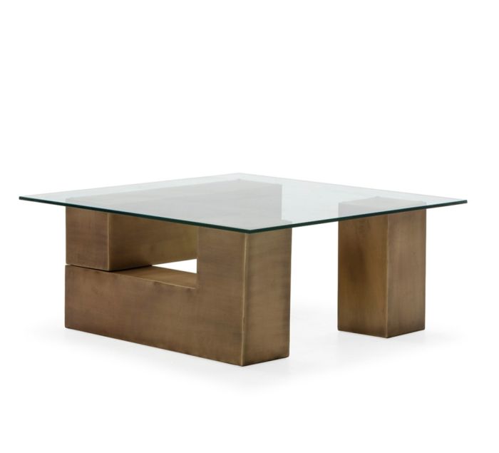 Mesa de centro art decó con sobre de cristal transparente y base geométrica de metal en latón envejecido.