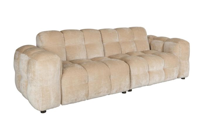 Sofá en madera de pino tapizado en tela beige.