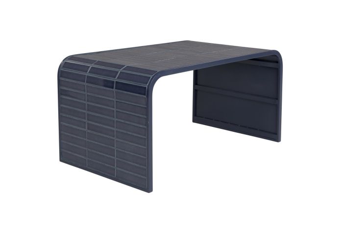 Mesa de centro moderna en hierro recubierto por azulejos color azul.