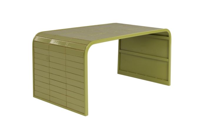 Mesa de centro moderna en hierro recubierto por azulejos color verde.