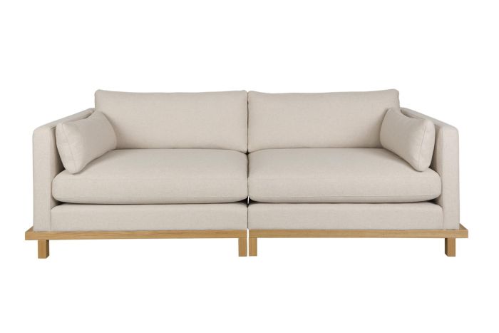 Sofá nórdico moderno con base de madera de roble arena tapizado en tela color crema.