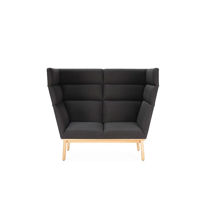 Sofá de diseño moderno en madera natural tapizado en tejido gris oscuro.