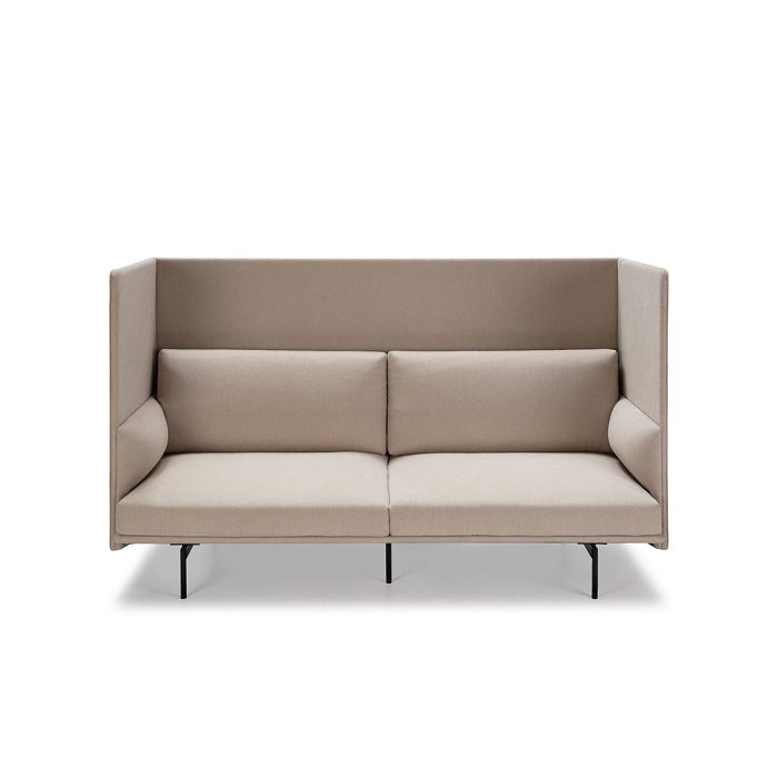 Sofá de diseño moderno en metal negro tapizado en tela color crema.