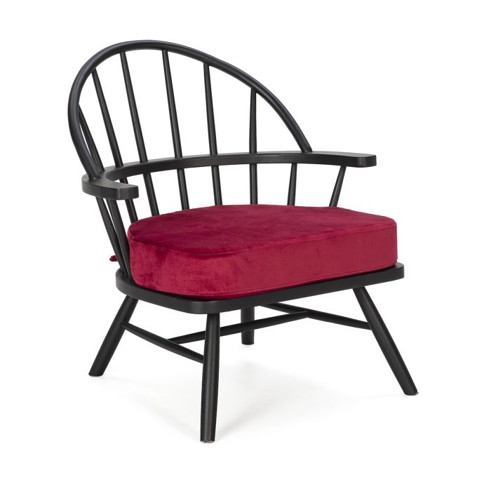 Sillón mid-century en madera negra y cojín en tela roja.