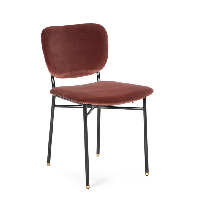 Silla moderna en metal negro y terciopelo rojo.