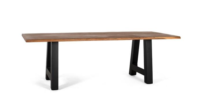 Mesa de comedor industrial en madera de acacia natural y patas de metal negro.