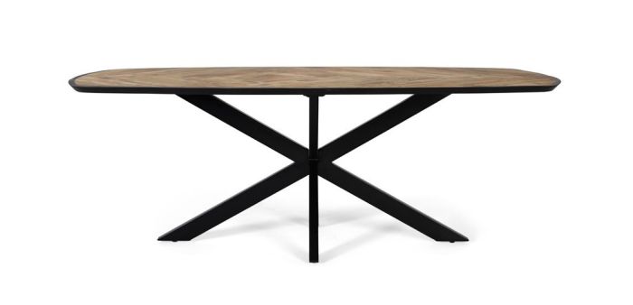 Mesa de comedor industrial en madera natural y base de hierro negro.
