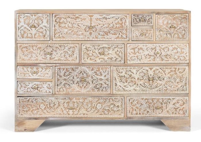 Aparador o cómoda vintage en madera de mango blanco decapado y tiradores metálicos en dorado.