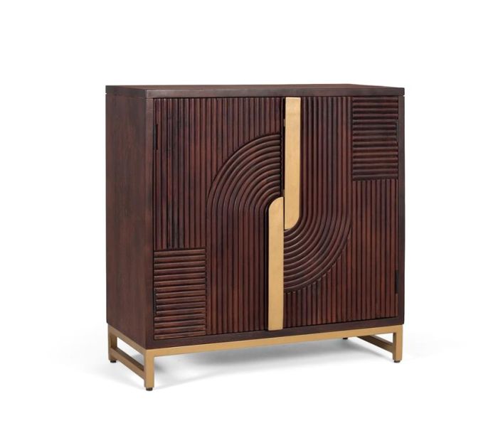 Aparador estilo art decó en madera de mango nogal con metal dorado.