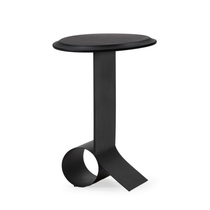 Mesa auxiliar industrial moderno en metal color plomo.