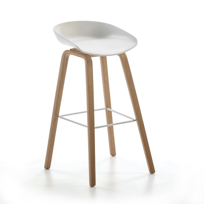 Taburete alto en madera natural con asiento de acrílico blanco y reposapiés de metal.