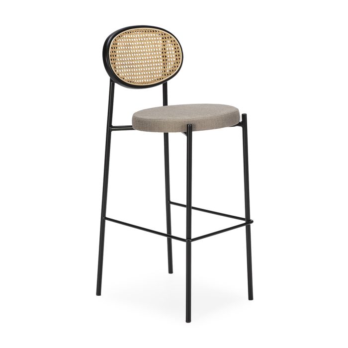 Taburete alto étnico estructura de metal negro, respaldo de ratán natural y asiento tapizado en tela gris.