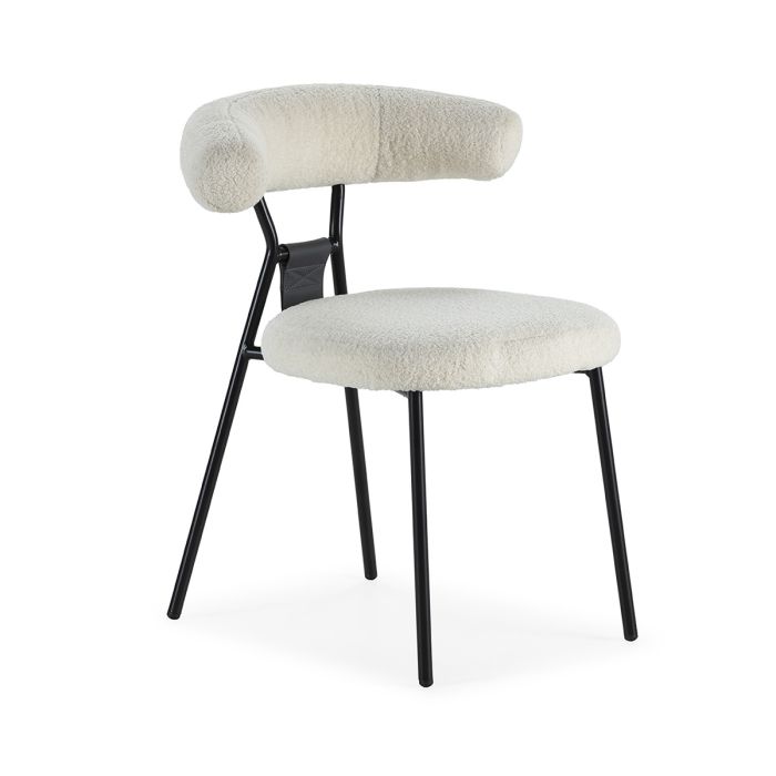 Silla moderna con estructura de metal negro tapizado en tela suave color blanco.