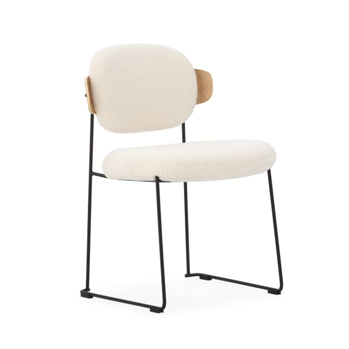 Silla nórdica moderna tapizada en tela bouclé blanca, con respaldo de chapa de roble natural y estructura de metal negro.