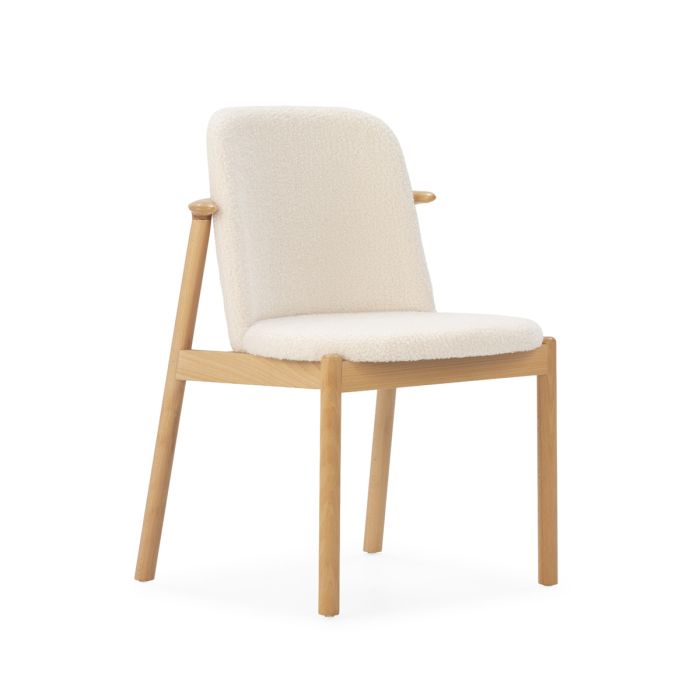 Silla nórdica con estructura de madera de haya natural tapizado en tela suave blanca.