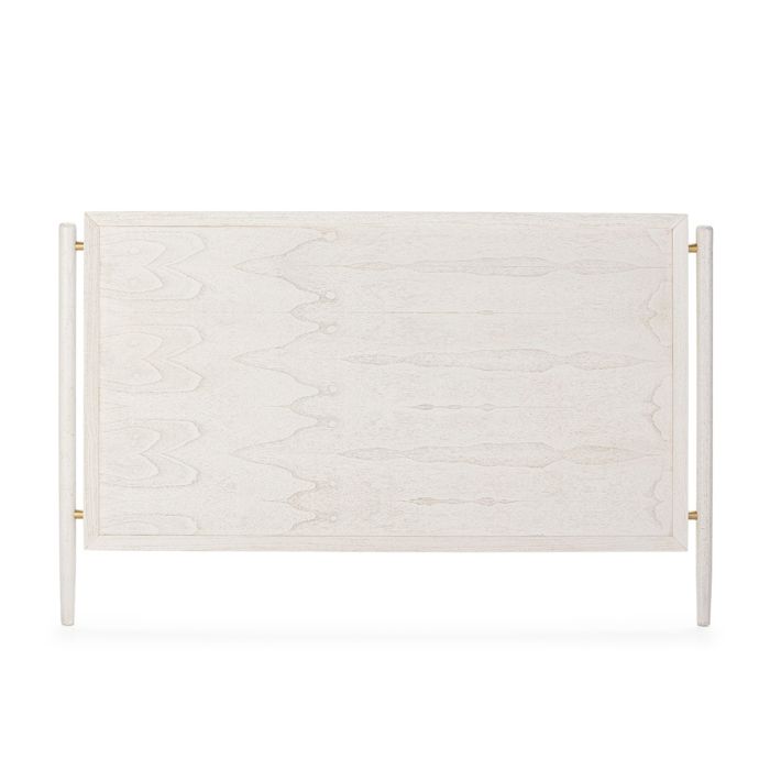 Cabecero nórdico de madera blanca con detalles metálicos en dorado.