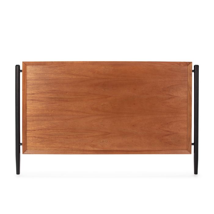 Cabecero industrial moderno en madera marrón con metal negro en los dos laterales.