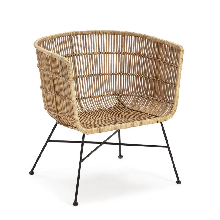 Sillón étnico en mimbre natural trenzado y patas metálicas en negro.