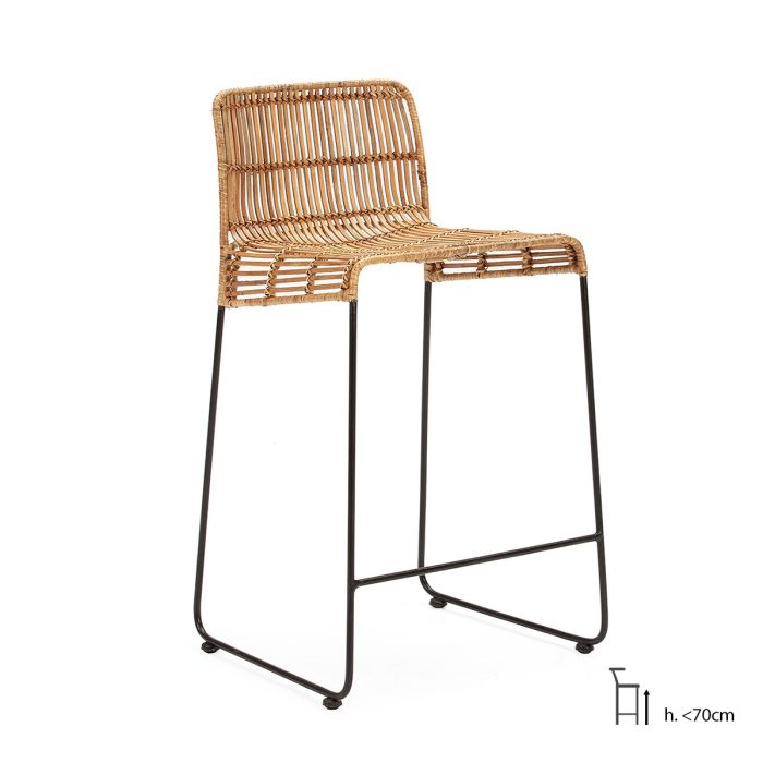 Taburete alto étnico trenzado en mimbre natural y patas de metal negro.