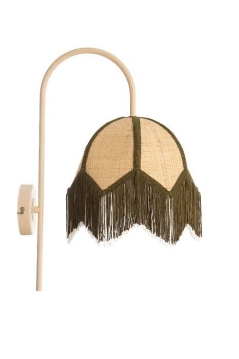 Lámpara de pared étnica fabricada en mimbre natural con flecos verdes y estructura de metal neutro.