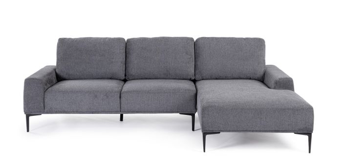Sofá moderno en madera tapizada en tela gris oscuro con patas de acero en negro.