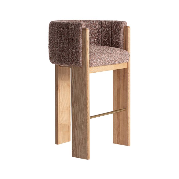 Taburete en madera de roble natural tapizado en tejido con tonos marrones y reposapiés de acero dorado.