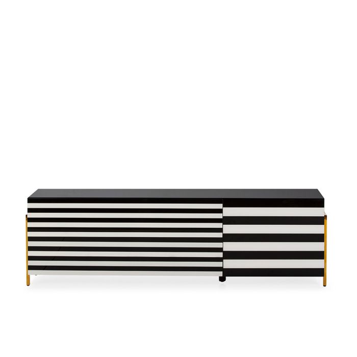 Mueble de TV en cristal con rayas blanca y negro y patas de acero dorado.