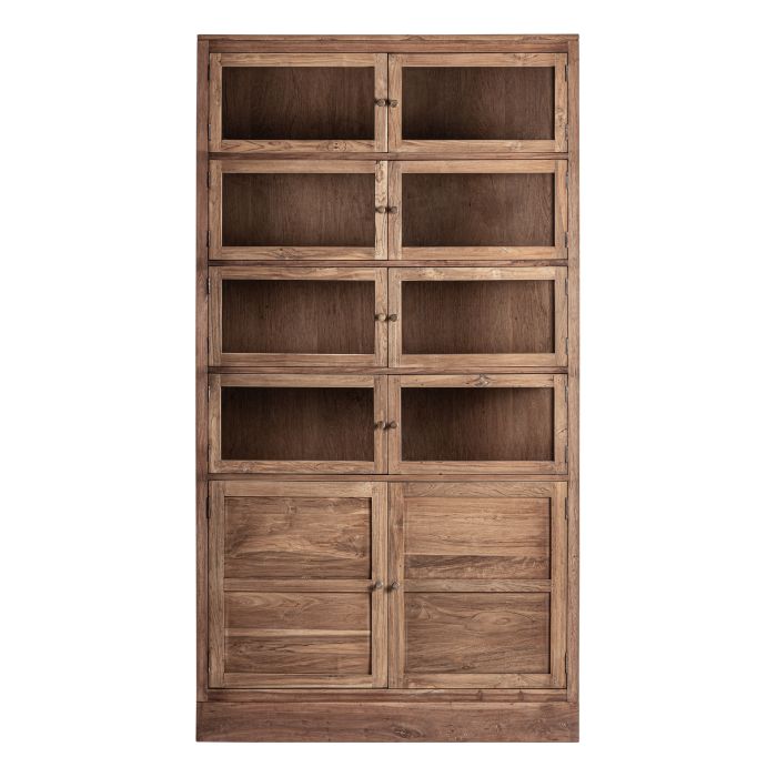Vitrina en madera recuperada marrón con puertas de cristal.