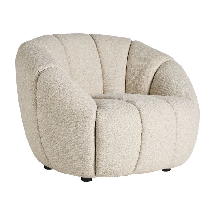 Sillón nórdico en madera tapizado en tela beige.