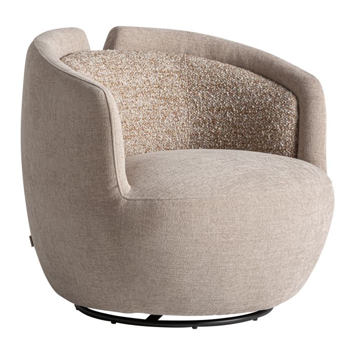 Sillón giratorio en madera de pino tapizado en tela beige y base de metal negro.
