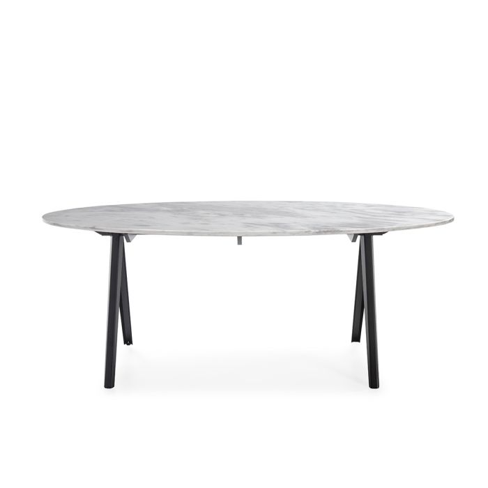 Mesa de comedor de diseño moderno con sobre de mármol blanco y patas de metal negro.