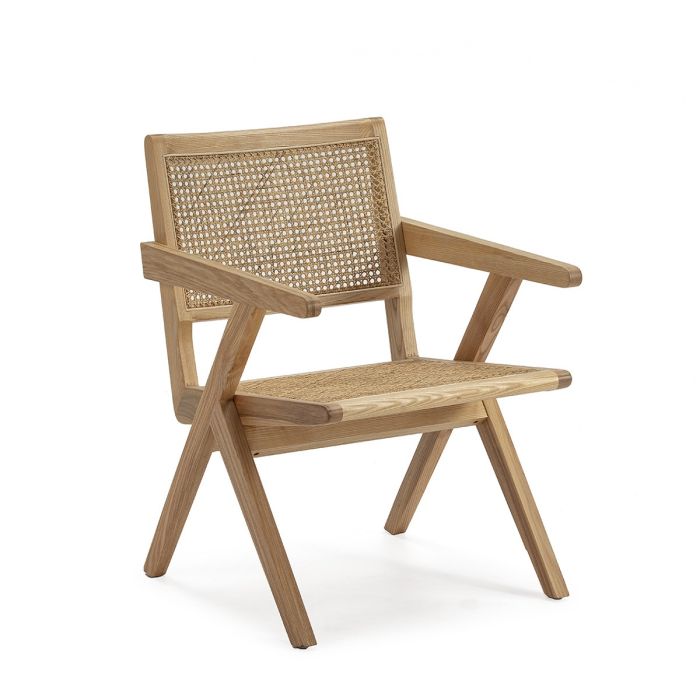Silla tropical en madera de roble y ratán trenzado natural.