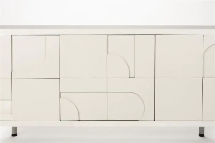 Cuenta con tres puertas con decorativo relieve en su parte frontal.