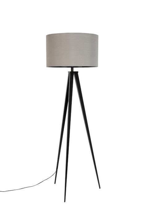 Lámpara de pie de diseño moderno trípode en metal negro con pantalla de textil gris.