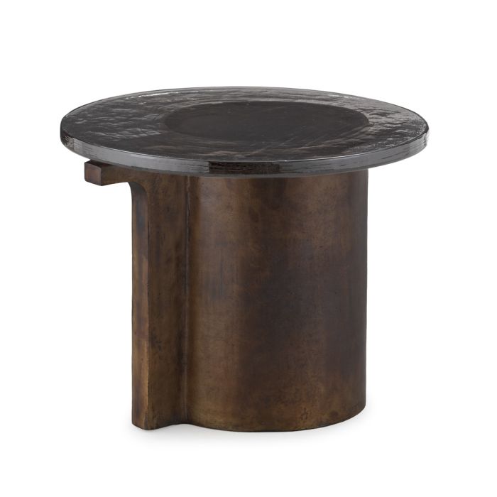 Mesa auxiliar moderna con estructura de metal y sobre de cristal color latón al óleo. 