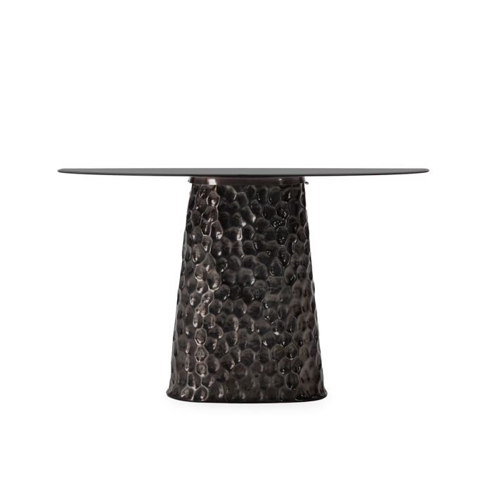 Consola de diseño moderno con sobre de cristal negro y base de metal níquel.