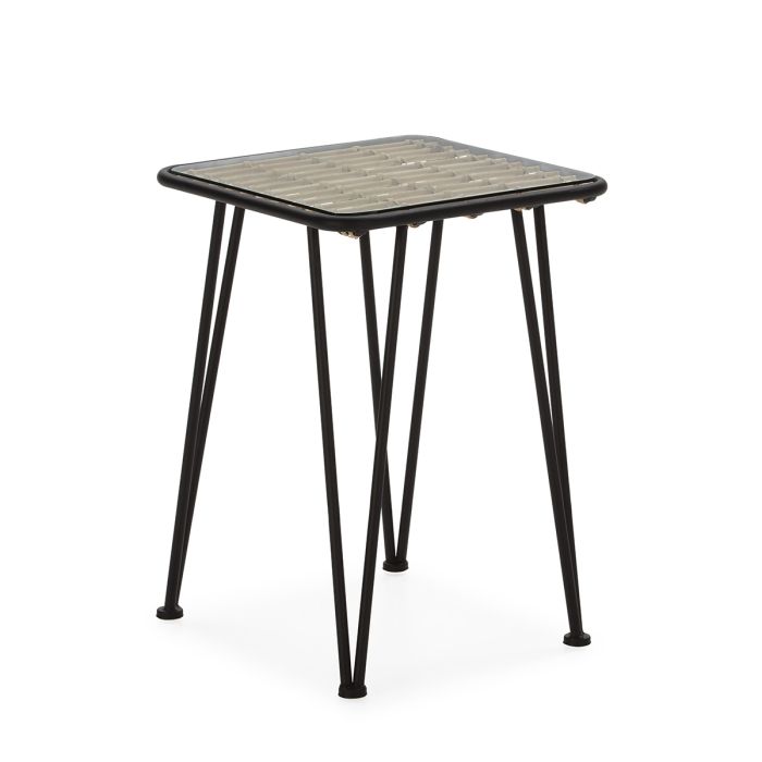 Mesa auxiliar industrial en metal negro con sobre de ratán trenzado y cristal.