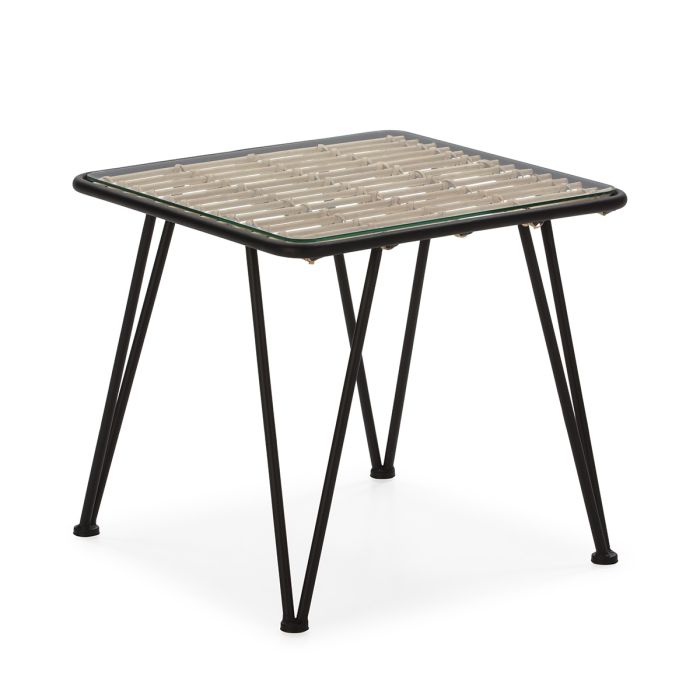 Mesa auxiliar industrial en metal negro con sobre de ratán trenzado y cristal.