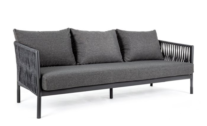 Sofá moderno en aluminio, cuerda y cojines tapizados en tela gris oscuro.