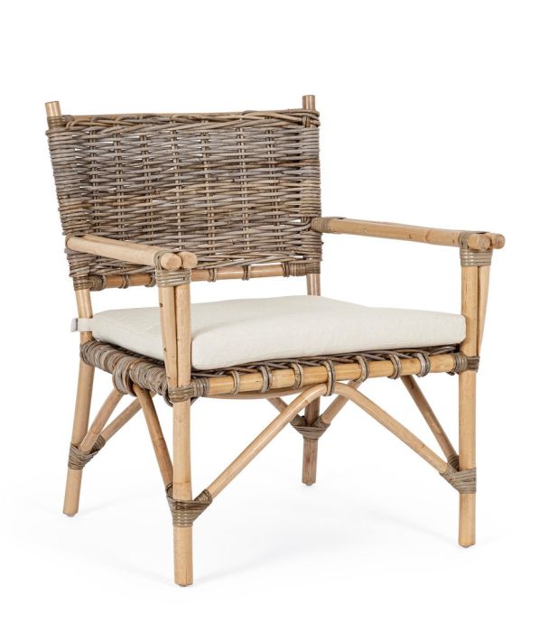 Sillón tropical trenzado en ratán y kubu natural con cojín beige.