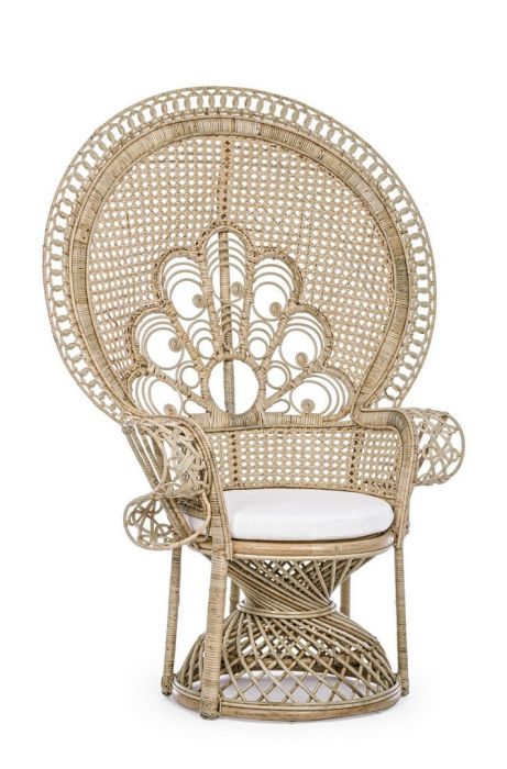 Sillón étnico trenzado en ratán y junco natural con cojín blanco.