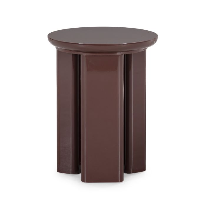 Mesa auxiliar moderna en madera rojo oscuro brillante.