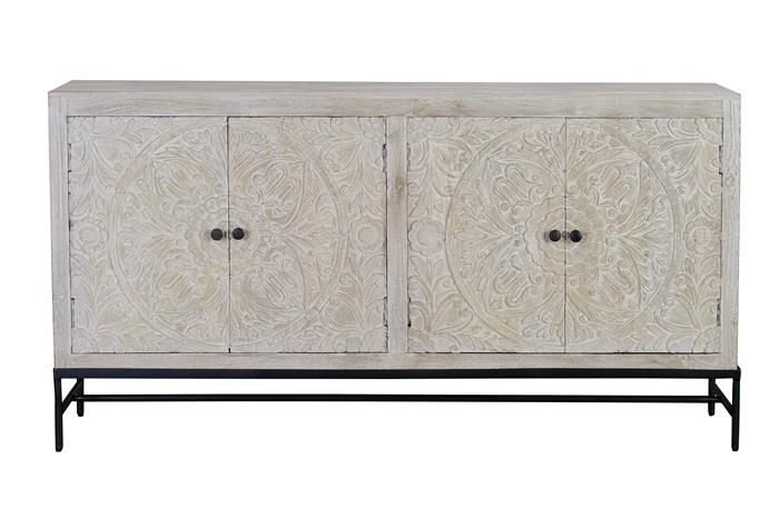 Aparador estilo industrial en madera de mango blanco envejecido con una base de metal negro.