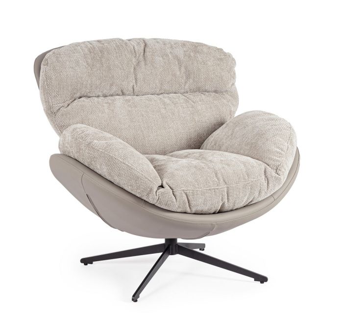 Sillón moderno en madera contrachapada tapizado en cuero y tejido gris oscuro y patas de acero negro.